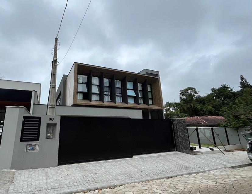 <p>As esquadrias de alumínio FensterHaus são de alta padrão e contam com <strong>5 anos</strong> de garantia. Elas são versáteis e iteligentes para melhorar o aproveitamento do espaço de sua casa, podendo fabricar portas e janelas de giro, oscilo batente e maxiar, possibilitando aberturas em giro vertical ou horizontal, tanto para dentro quanto para fora.</p><p><br>Oferecemos soluções para todos os tipos de detalhamento arquitetônicos, além de proporcionar luminosidade e segurança para seu espaço. </p>